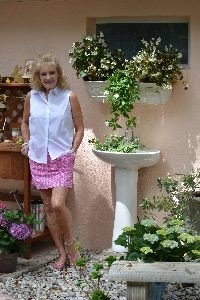 Julies pedestal sink outside_small