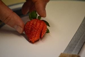slicing the strawberrys 2_small