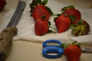 slicing the strawberrys_small