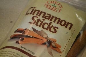 Adding a cinnamon stick to the liquid_small