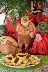 Hawaiian Santa with barefoot cookies_small
