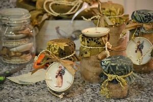 R T decorating the jars_small