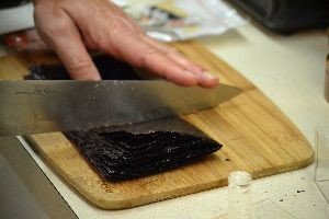 cutting the Nori seaweed_small
