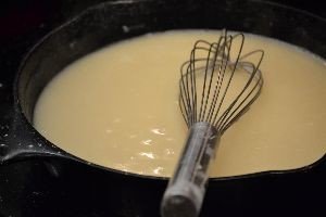 giblet gravy in cast iron skillet_small
