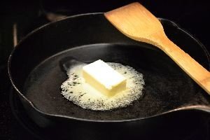 melting the butter in the cast iron skillet_small