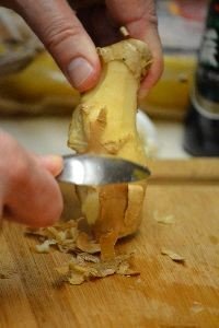 peel ginger with a spoon_small