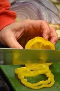 yellow bell pepper being sliced_small