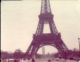A front view of the Eiffel Tower_small