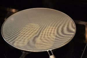 cover with a screen to prevent spattering_small