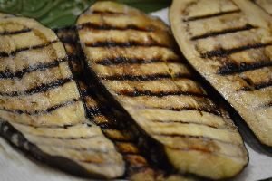 set aside the grilled eggplant on papertowels to cool_small