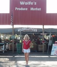Shopping at Wolfe's Produce Market_small