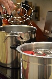 you dont want the jars to touch the bottom of the pot_small
