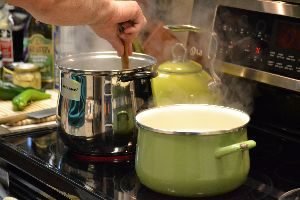 boiling the pastas on the stove top_small