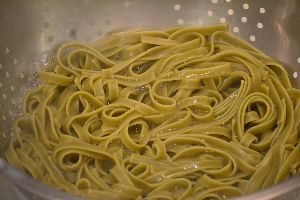 spinach fettucine in the colander_small