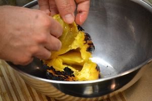 1-peeling-a-grilled-bell-pepper_small