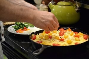 adding he red and yellow tomatoes_small