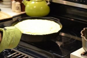 remove cornbread from oven_small