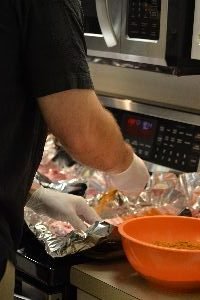 Gordong rubbing the ribs with the spice rub_small