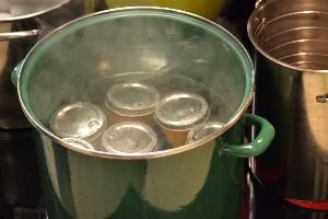 boiling the jars into water in a pot_small