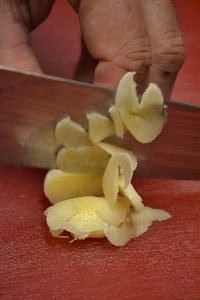 9-slicing-a-garlic-clove_small