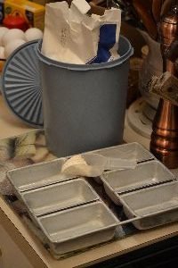 3 greasing the dusting the pans with flour_small