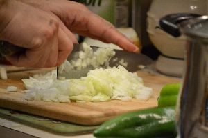 110 Gordon chopping a Vidalia onion_small