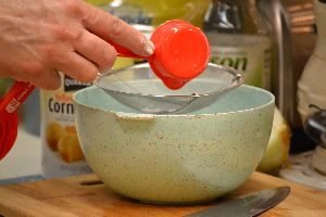 118 sifting flour_small