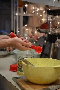 131 adding the oil to the milk and egg_small