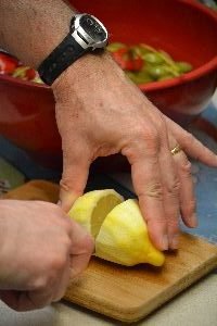 29 slicing the lemon for the juice_small