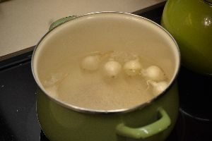 5 boiling the pearl onions_small