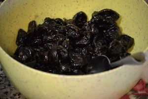 a bowl full of prunes_small