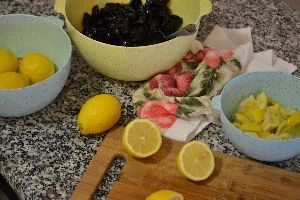 juicing and cutting up the lemons_small