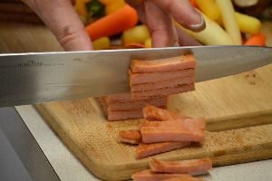 17 noodles slicing the SPAM into strips_small