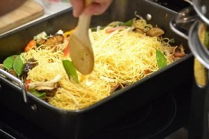 45 stirring noodles into vegetables_small