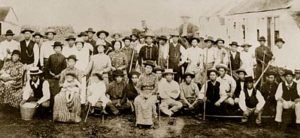 Early plantation workers. PHOTO FROM STATE ARCHIVES. COPY PHOTO BY DENNIS ODA. MAY 26, 1999. FRAME #1A.