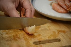 Shrimp preparing the shrimp for tempura_small