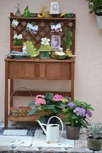 our outdoor Easter brunch pottery bench_small