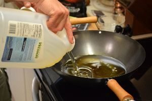 shrimp pouring in vegetable oil_small