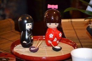 Kokeshi_dolls_small